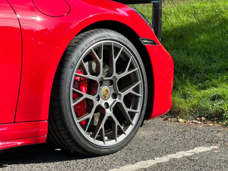 Continental, Bridgestone ve Kumho bu yılki testlerde en iyi puan alan yaz lastikleri arasında yer alıyor